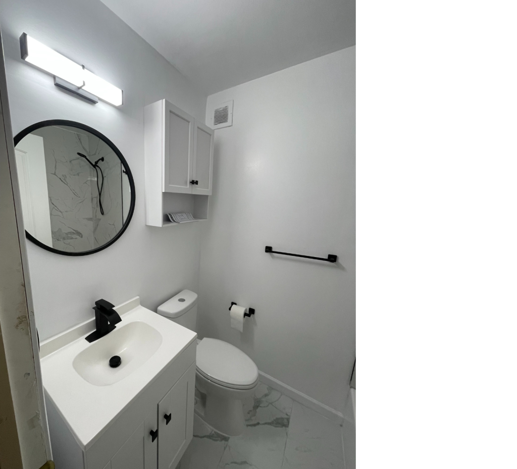 Sleek Black & White Bath: Modern Simplicity