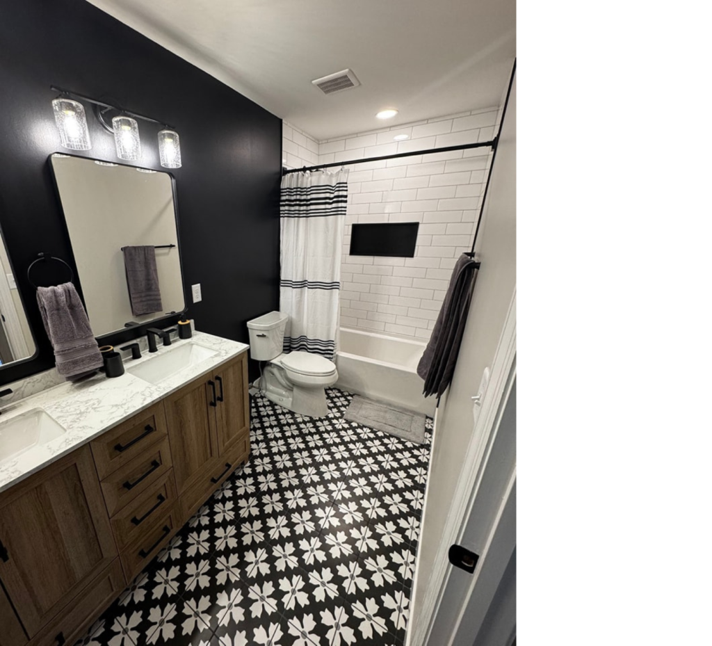 Bold Black & White Harmony: A Modern Bathroom Statement