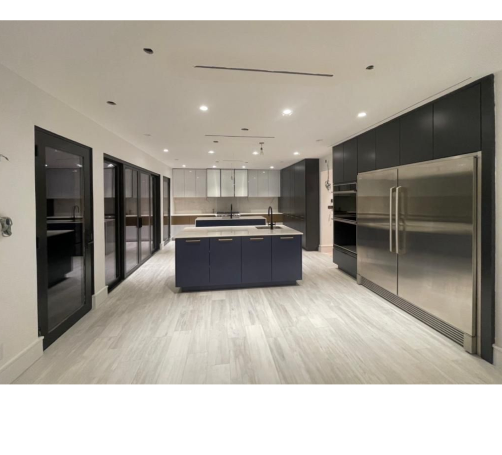 Bold Blues & Sleek Grays: A Modern Kitchen Statement