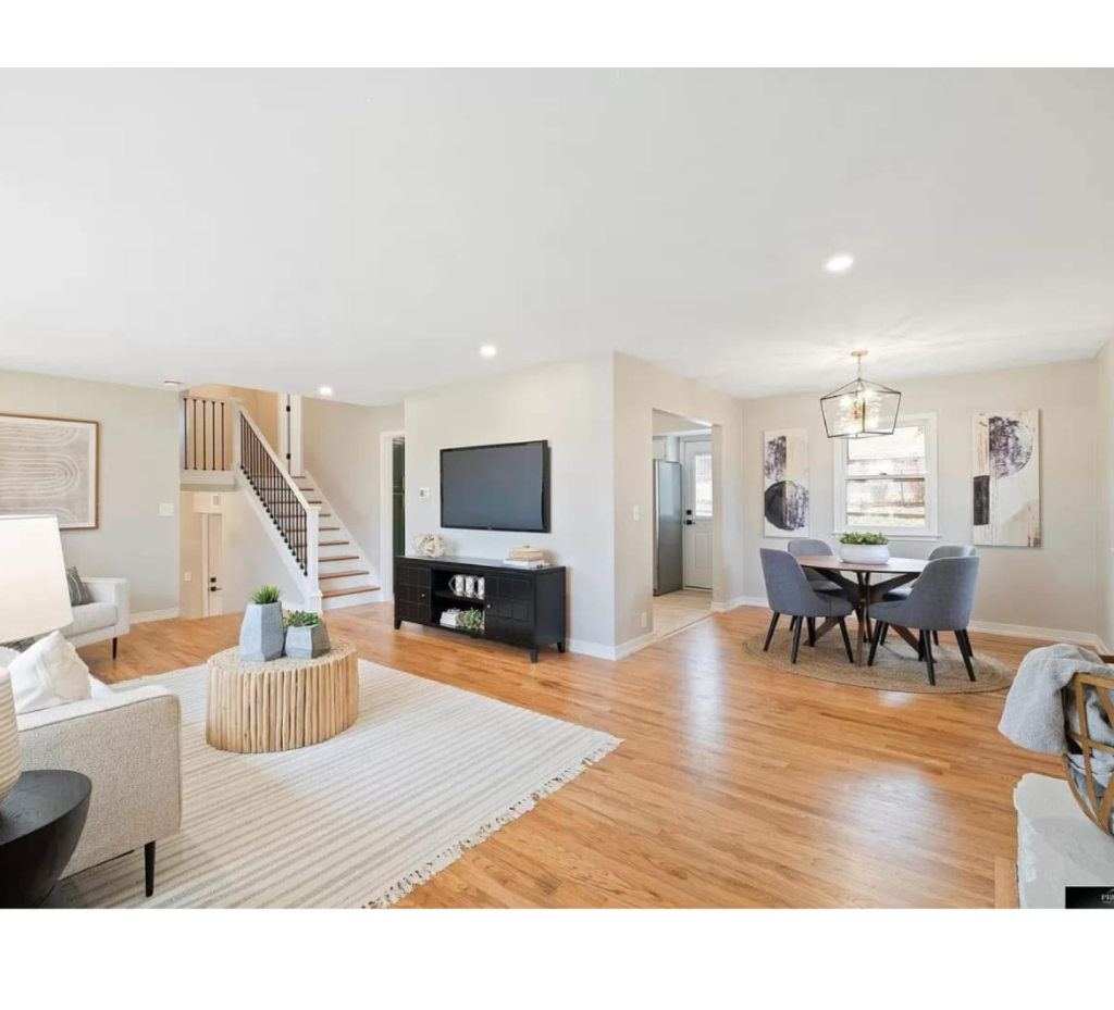 Open Flow & Warm Wood Tones: An Inviting Living Space
