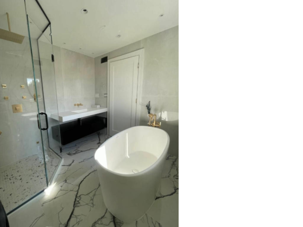 Freestanding Elegance: A Modern Bathroom Oasis