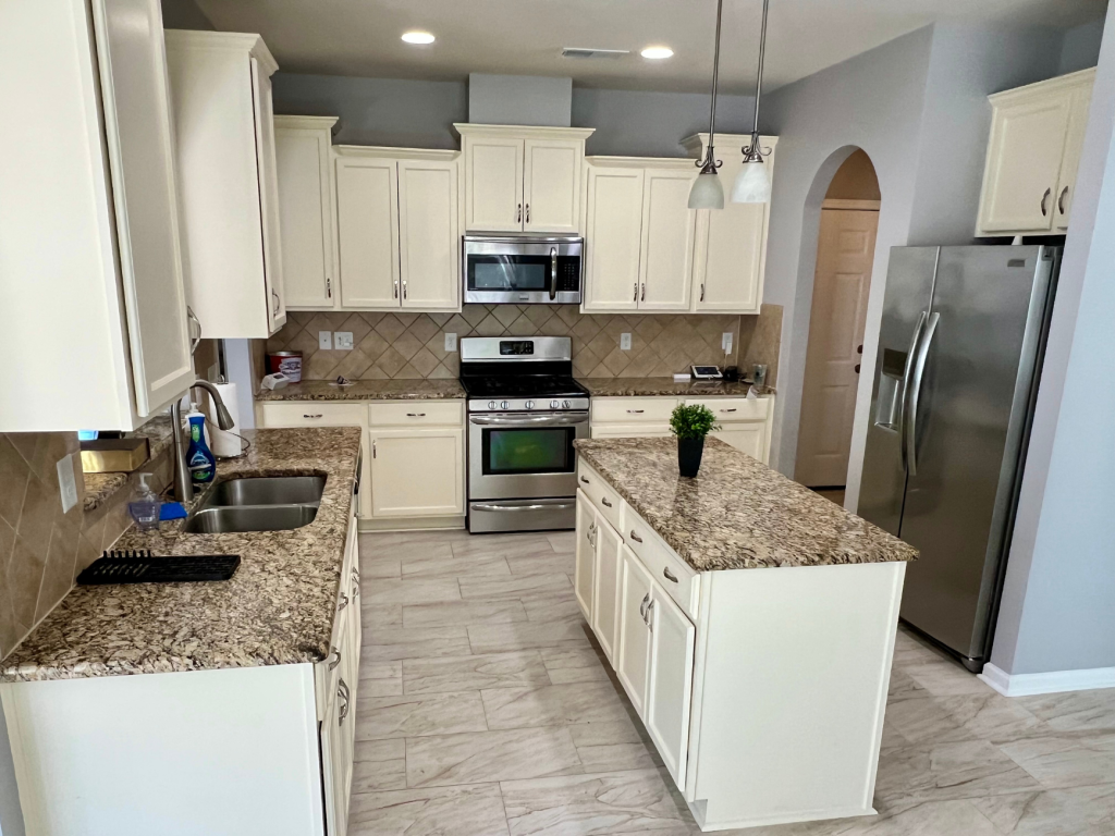 Warm Cream Kitchen: Inviting Granite Countertops