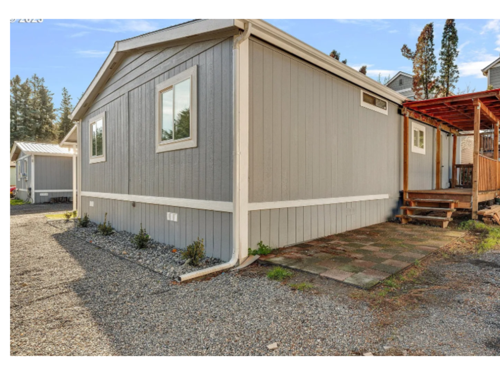 Cozy Manufactured Home: Simple Living, Affordable Style