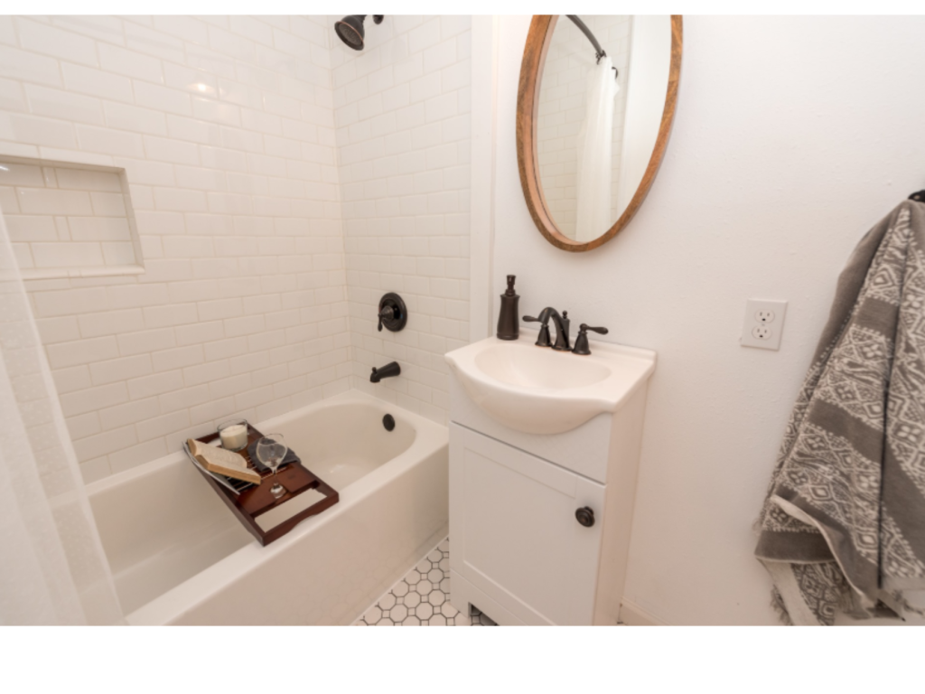 Cozy White Subway Tile Bath: Simple Elegance
