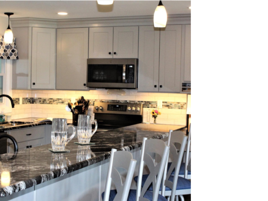 Elegant Grey Kitchen: Dark Granite Contrast