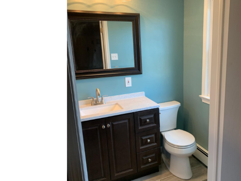 Cozy Dark Vanity Bath: Efficient Design