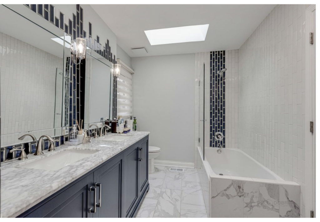Elegant Marble Accents: Bright & Modern Bath