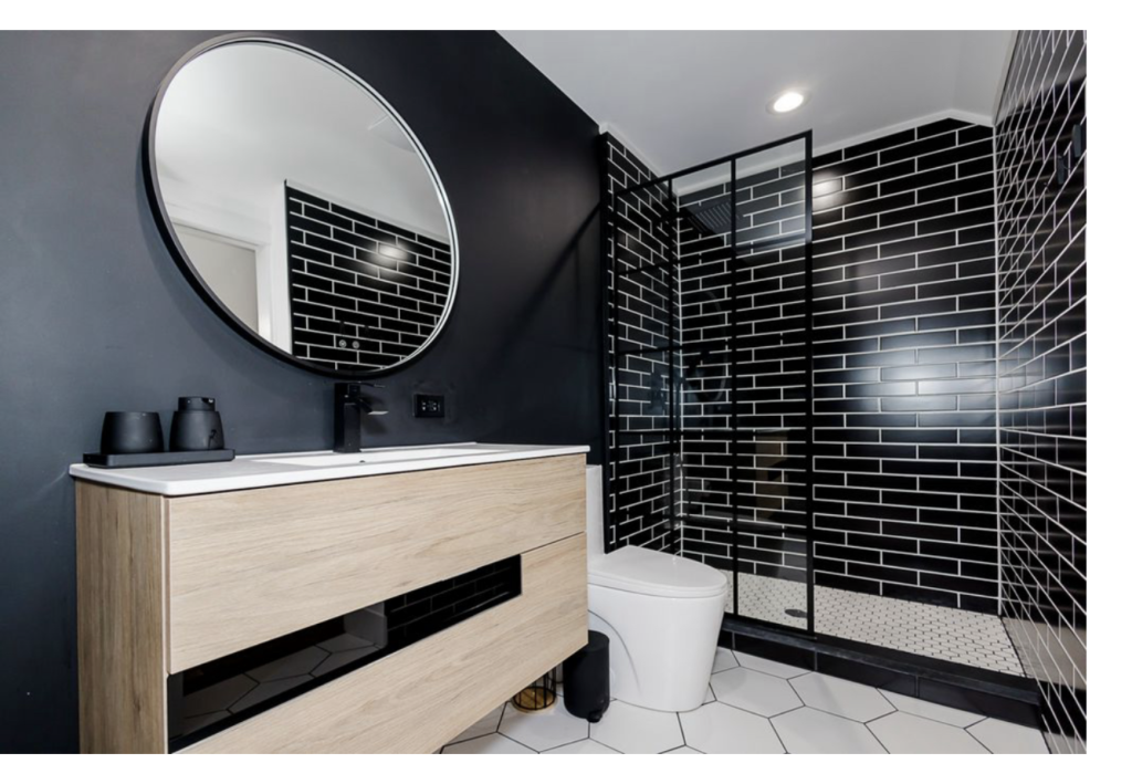 Bold Contrast: A Modern Black & White Bath