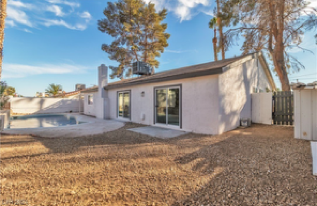 Backyard Oasis Unveiled: Modern Poolside Living